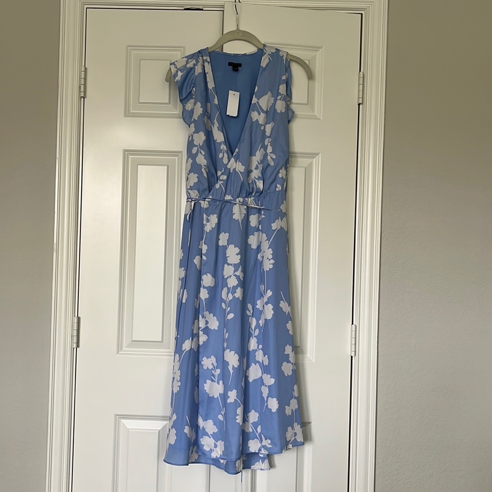 NWT Ann Taylor Loft Size 8 Windswept Blue Floral Flutter Sleeve Wrap Dress